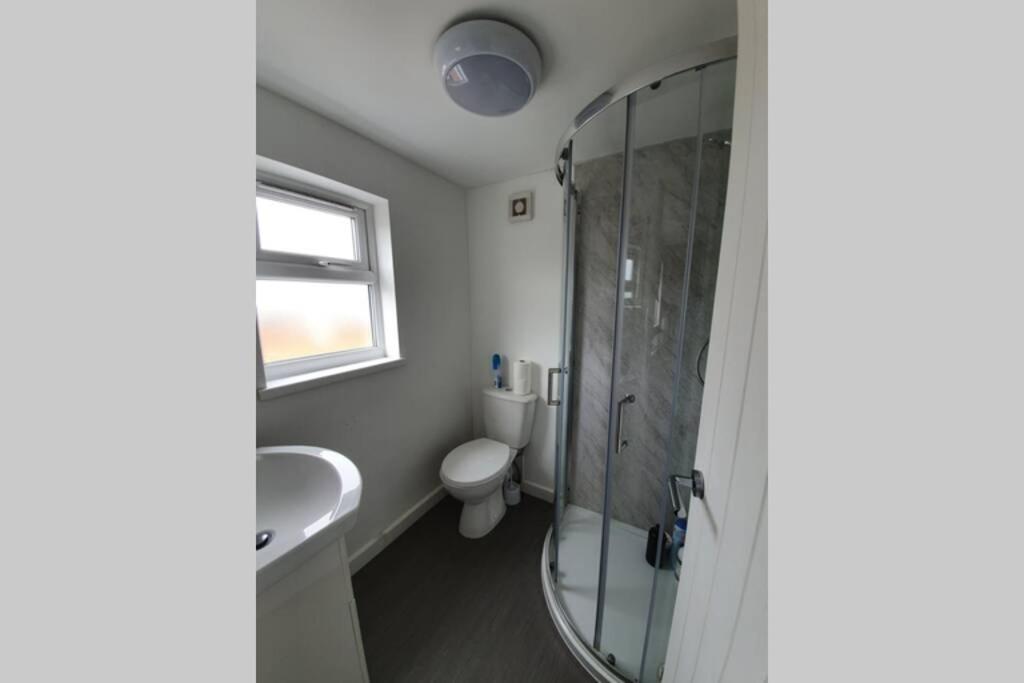 Ferienwohnung 2Nd Floor Comfy Swindon Centre - Loft Studio Exterior foto