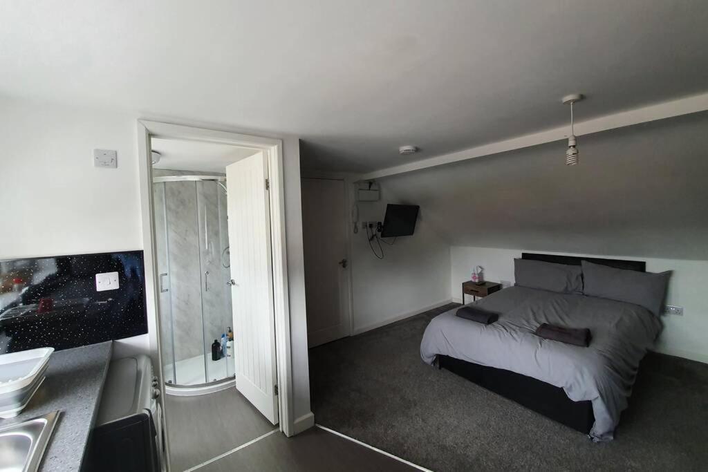 Ferienwohnung 2Nd Floor Comfy Swindon Centre - Loft Studio Exterior foto